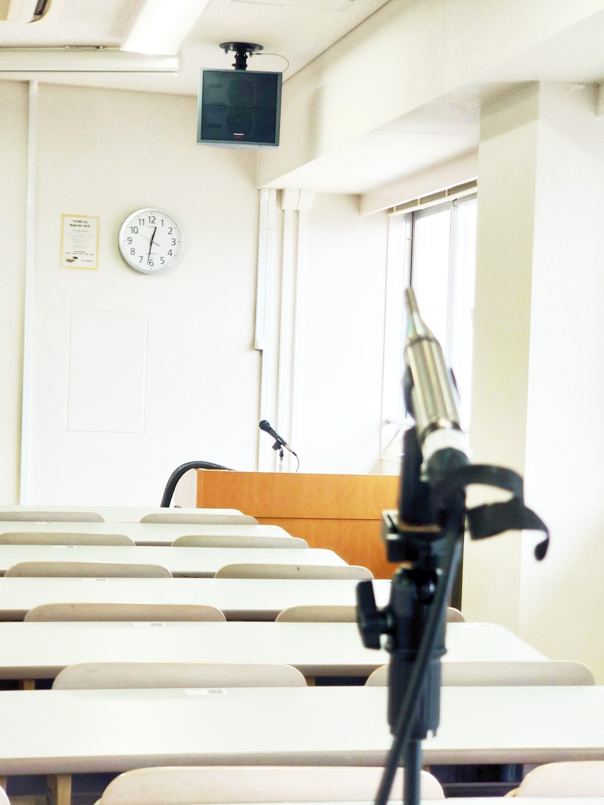 「式典のたびにハウリング」「授業でプロジェクターが使えない」——学校の放送・視聴覚設備 更新のポイント