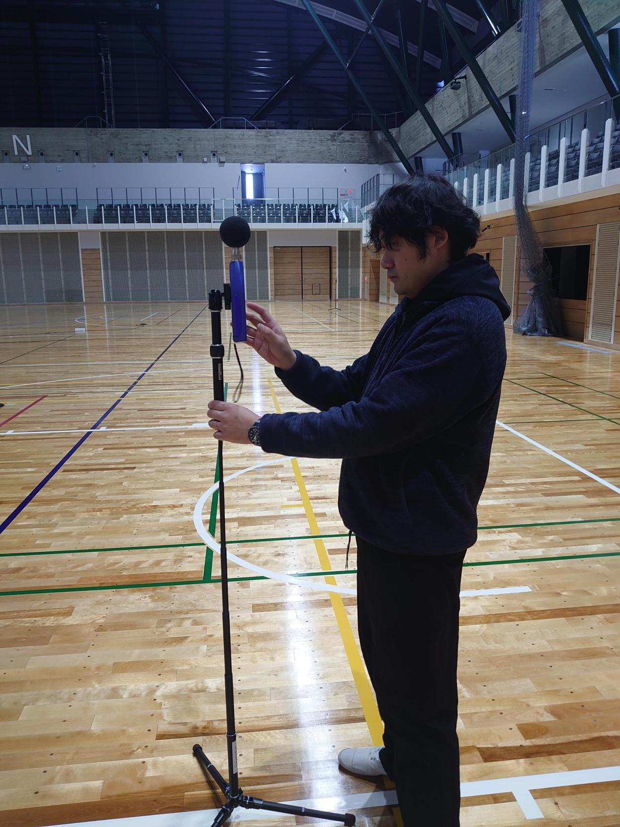 体育館での音響測定作業