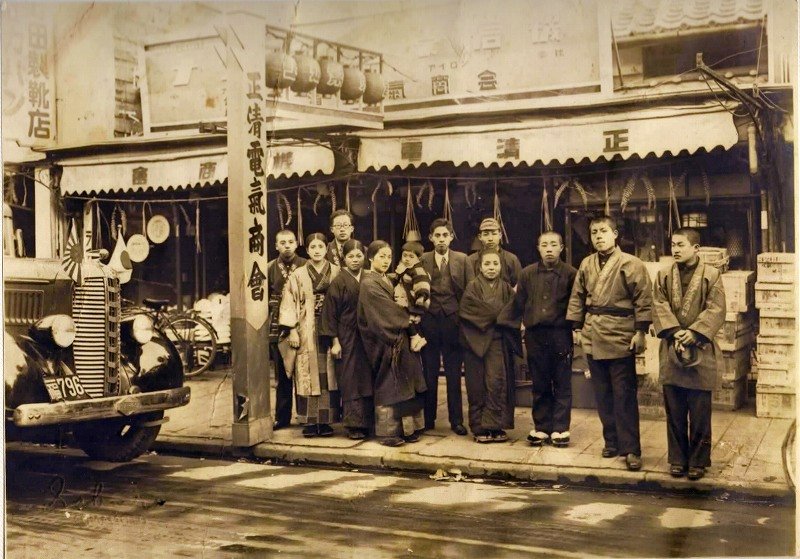 創業期の正清電器 ― 上通五丁目 店頭での家族・従業員集合写真
