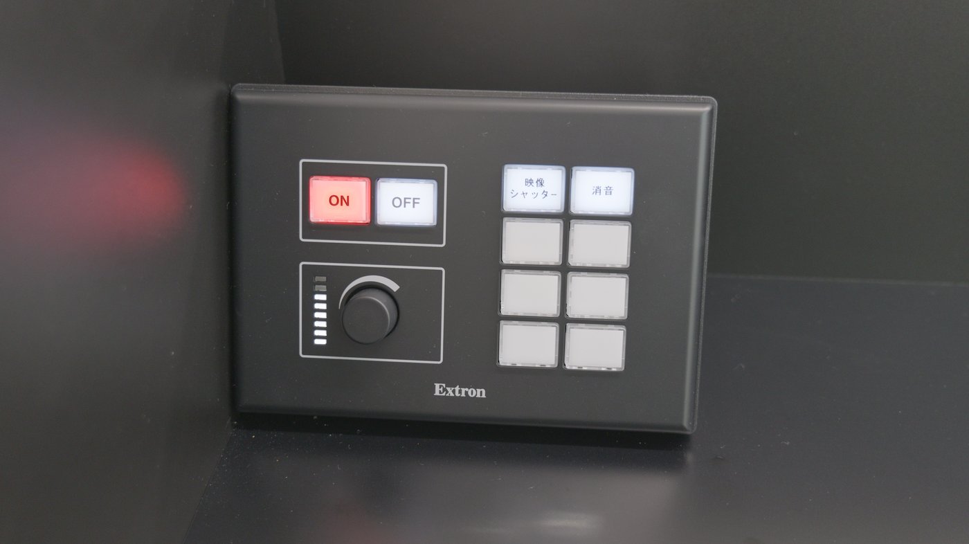 Extron 演台操作パネル ― ON/OFF・映像シャッター・消音・音量ダイヤル