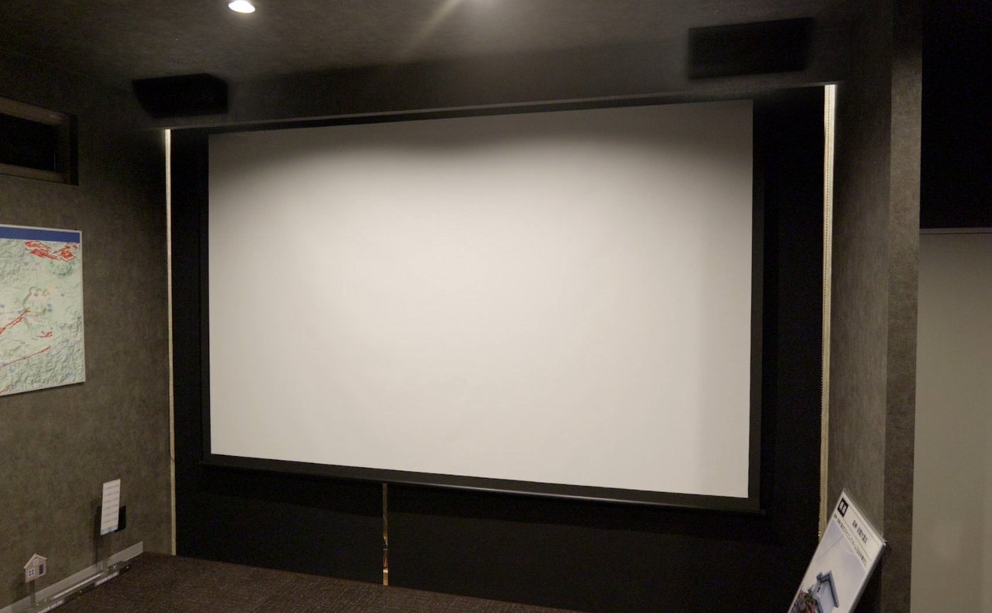 130インチスクリーン展開 ― 左右スピーカーとスクリーン正面全景