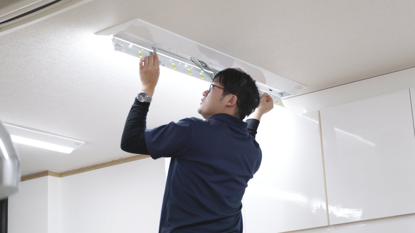 正清電器 担当社員によるLED照明取付工事