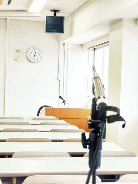 「式典のたびにハウリング」「授業でプロジェクターが使えない」——学校の放送・視聴覚設備 更新のポイント