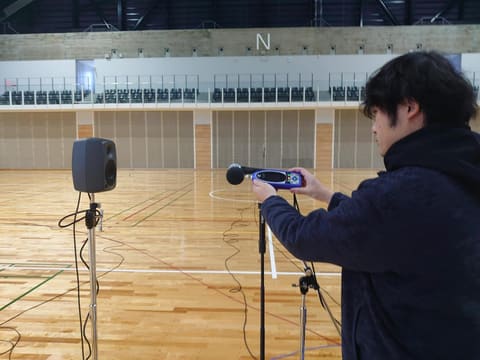 「機器を入れ替えたのに、ハウリングが直らなかった」——ハウリング対策は1に設計、2に調整